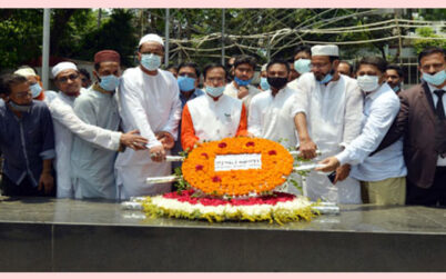 বঙ্গবন্ধুর প্রতিকৃতিতে শ্রদ্ধা হাজী সেলিম ও ইরফানের