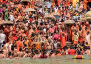 এতো মৃত্যুর মধ্যেও কুম্ভমেলায় হাজারো মানুষ!