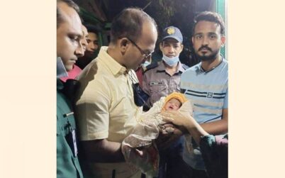 গভীর রাতে ফুটপাত থেকে নবজাতককে উদ্ধার করলো পুলিশ