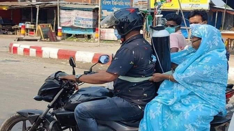 বরিশালে মাকে বাঁচাতে পিঠে সিলিন্ডার বেঁধে মোটরসাইকেল নিয়ে হাসপাতালে ছোটা সেই ছবিটি ভাইরাল