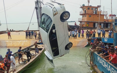 দৌলতদিয়ায় ডুবে যাওয়া মাইক্রোবাস উদ্ধার, নিখোঁজ চালক
