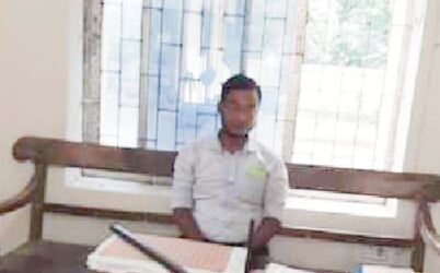 বানারীপাড়ায় স্কুলছাত্রীকে নিয়ে পালিয়ে যাওয়া সেই শিক্ষক আটক