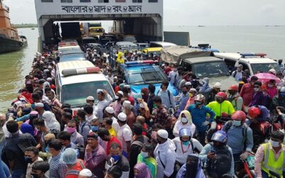 দৌলতদিয়ায় ঢাকা ফেরত যাত্রীদের উপচেপড়া ভিড়