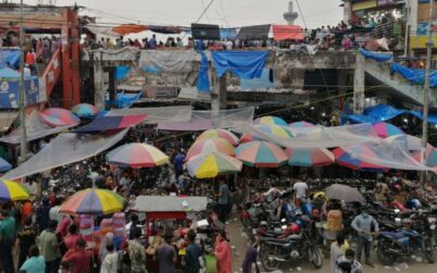 উপচে পড়া ভিড়, আরও ক্রেতা চান দোকানীরা !