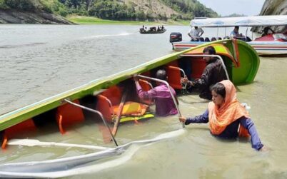 কাপ্তাই হ্রদে অল্পের জন্য বেঁচে গেলেন ১৩ যাত্রী
