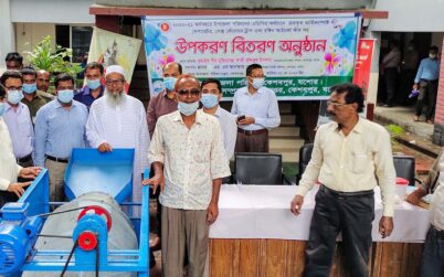 কেশবপুরে কৃষক-কৃষাণীদের বিনামূল্যে কৃষি উপকরণ বিতরণ 