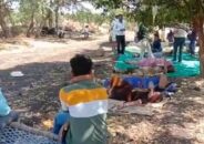 মাটিতে শুয়ে রয়েছেন করোনা রোগী, গাছের ডালে স্যালাইনের বোতল!