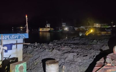 বরিশালে কীর্তনখোলা নদীর চরে মাটি কাটার সময় দুইজন আটক
