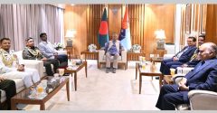প্রধান উপদেষ্টার সঙ্গে তিন বাহিনীর প্রধানদের সাক্ষাৎ