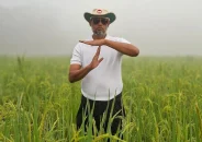 ধানক্ষেতে দাঁড়িয়ে বিএনপি নেতার অভিনব প্রতিবাদ