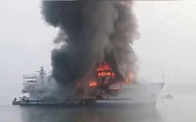 পুড়ে গেলো সেন্টমার্টিনগামী জাহাজ