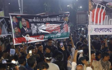 শহীদ মিনারে শ্রদ্ধা জানাতে গিয়ে বাধার মুখে জাতীয় পার্টির নেতারা