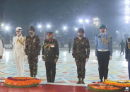 একুশের প্রথম প্রহরে তিনবাহিনীর প্রধানদের শ্রদ্ধা নিবেদন