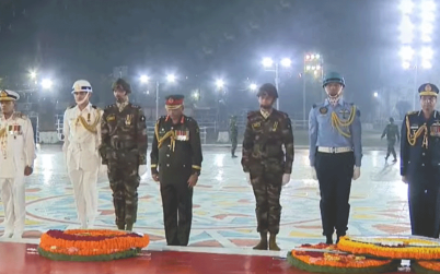 একুশের প্রথম প্রহরে তিনবাহিনীর প্রধানদের শ্রদ্ধা নিবেদন