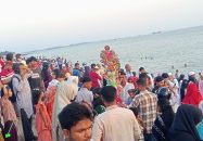 ঈদ উৎসবে পতেঙ্গা সৈকতে উপচে পড়া ভিড়