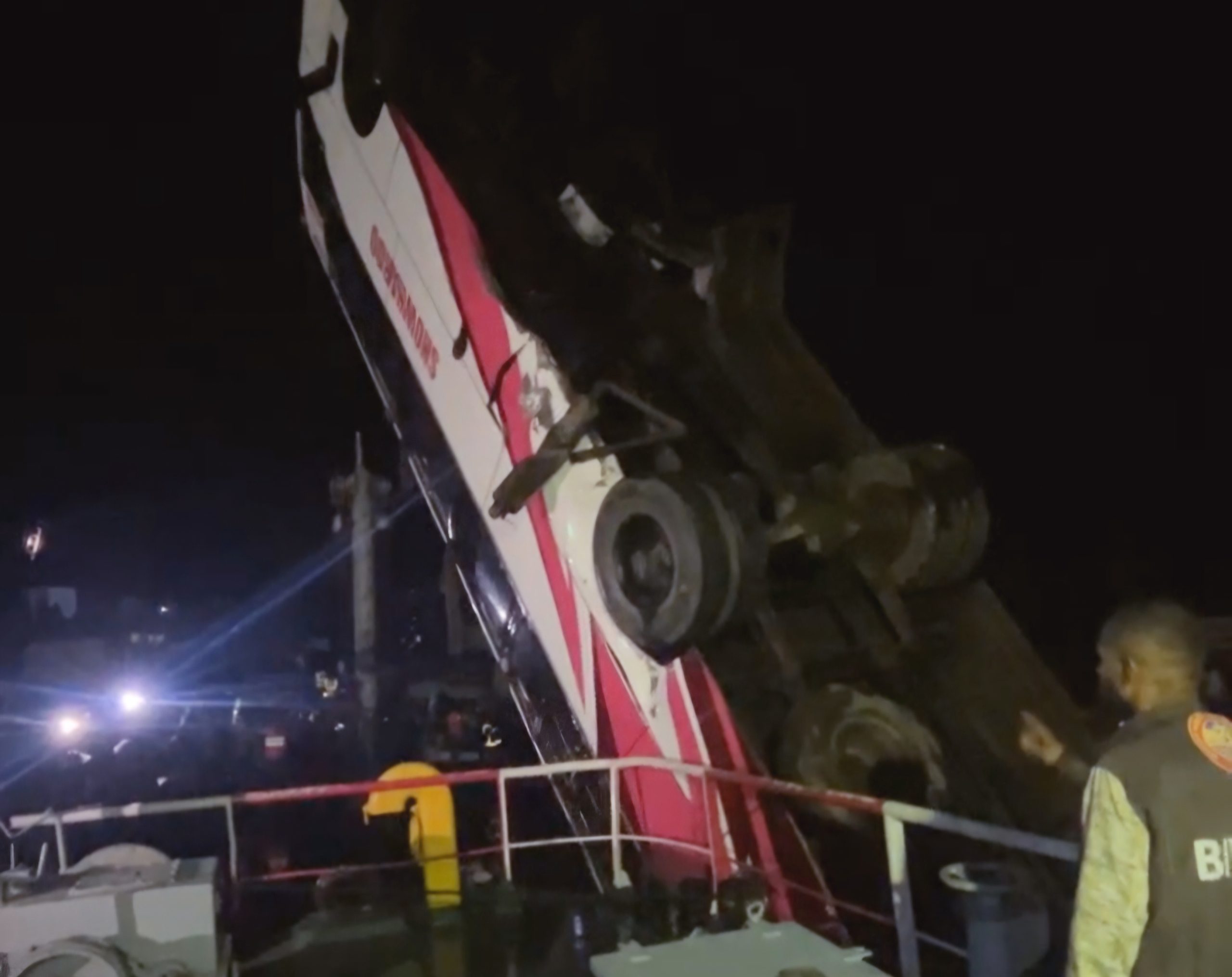 পদ্মায় ডুবে যাওয়া বাস থেকে ১২ জনের মরদেহ উদ্ধার