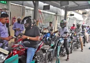 রাইড–শেয়ার মোটরসাইকেলে প্রতিদিন সর্বোচ্চ ৫ লিটার জ্বালানি, বিপিসির নির্দেশনা