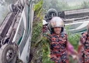 ঢাকা-বরিশাল মহাসড়কে বাস খাদে পড়ে নারী নিহত