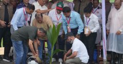 বরিশালে বৃক্ষরোপণ ও ফ্যামিলি কার্ডের উপকারভোগীদের সঙ্গে মতবিনিময় করলেন প্রধানমন্ত্রী তারেক রহমান