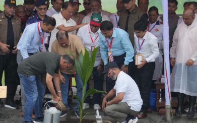 বরিশালে বৃক্ষরোপণ ও ফ্যামিলি কার্ডের উপকারভোগীদের সঙ্গে মতবিনিময় করলেন প্রধানমন্ত্রী তারেক রহমান