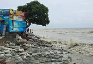 কুয়াকাটা সৈকতে ভয়াবহ ভাঙন, ঝুঁকিতে পুলিশ বক্স