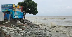 কুয়াকাটা সৈকতে ভয়াবহ ভাঙন, ঝুঁকিতে পুলিশ বক্স