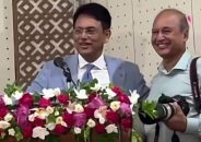 ‘সে আমার সহপাঠী’—ফটোগ্রাফার বন্ধুকে সবার সামনে পরিচয় করিয়ে দিলেন শিক্ষামন্ত্রী