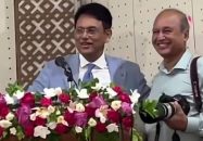 ‘সে আমার সহপাঠী’—ফটোগ্রাফার বন্ধুকে সবার সামনে পরিচয় করিয়ে দিলেন শিক্ষামন্ত্রী