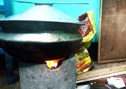 তীব্র গ্যাস সংকটে চট্টগ্রাম, অনাহার কাটাতে মাটির চুলায় ভরসা