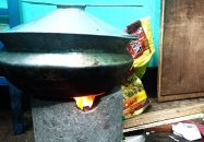 তীব্র গ্যাস সংকটে চট্টগ্রাম, অনাহার কাটাতে মাটির চুলায় ভরসা