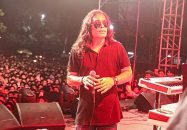 মঞ্চে একজন শিল্পীর দিকে বোতল ছুড়ে মারা হবে এমনটি কখনও ভাবিনি, তবুও বিষয়টি ক্ষমাসুন্দর দৃষ্টিতে দেখতে চাই