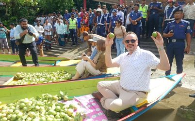 দক্ষিণাঞ্চলের ঐতিহ্যবাহী পর্যটনকেন্দ্র ঝালকাঠির ভাসমান পেয়ারার বাজার পরিদর্শন করলেন মার্কিন রাষ্ট্রদূত