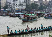 বুড়িগঙ্গার বুকে ঐতিহ্যের নৌকা বাইচ