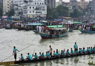 বুড়িগঙ্গার বুকে ঐতিহ্যের নৌকা বাইচ