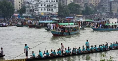 বুড়িগঙ্গার বুকে ঐতিহ্যের নৌকা বাইচ