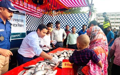 অভিযানে জব্দকৃত ৫ হাজার ইলিশ ১২শ অসহায় মানুষকে বিতরণ করলেন ইউএনও রাসেল ইকবাল